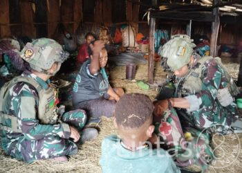 Satgas Yonif 700/WYC Pos Kout Sinak Safari Honai dan Pemeriksaan Kesehatan di Kampung Gigobak 1