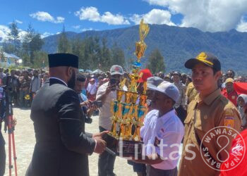 Semangat Merdeka! Siswa SMA Negeri 1 Ilaga,  Binaan Satgas Yonif 700/WYC Juara Umum Gerak Jalan