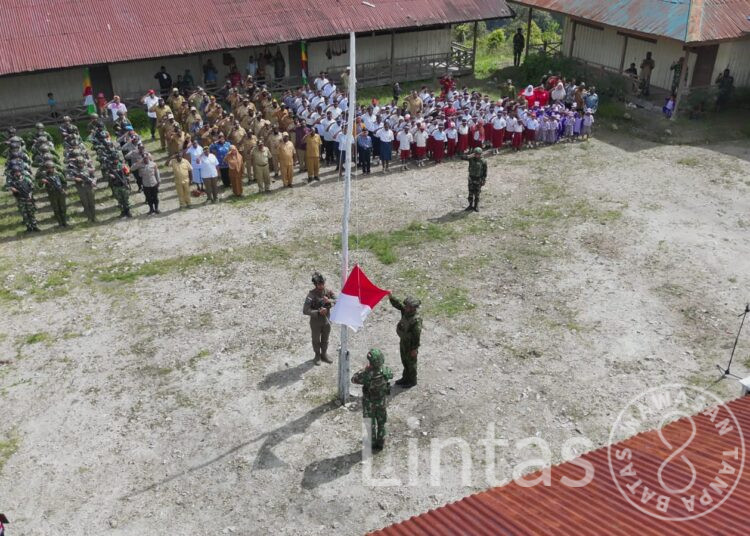 Merah Putih Gagah Berkibar di Sinak: 300 Warga, TNI-Polri, dan Pemerintah Daerah Satu Barisan Rayakan HUT ke-80 RI
