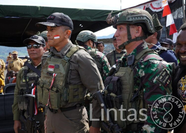 Negara Hadir di Tanah Papua: Pangkogabwilhan III Kunjungi Kabupaten Puncak, Serahkan Bantuan untuk Pengungsi