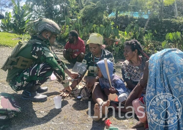Satgas Yonif 700/WYC Sambangi Warga Gigobak II, Bawa Senyum dan Layanan Kesehatan