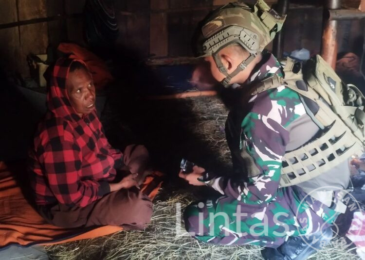 Satgas Yonif 700/WYC Hadir di Tengah Warga Sinak: Komsos & Pelayanan Kesehatan Gratis di Honai Mama Yendimira