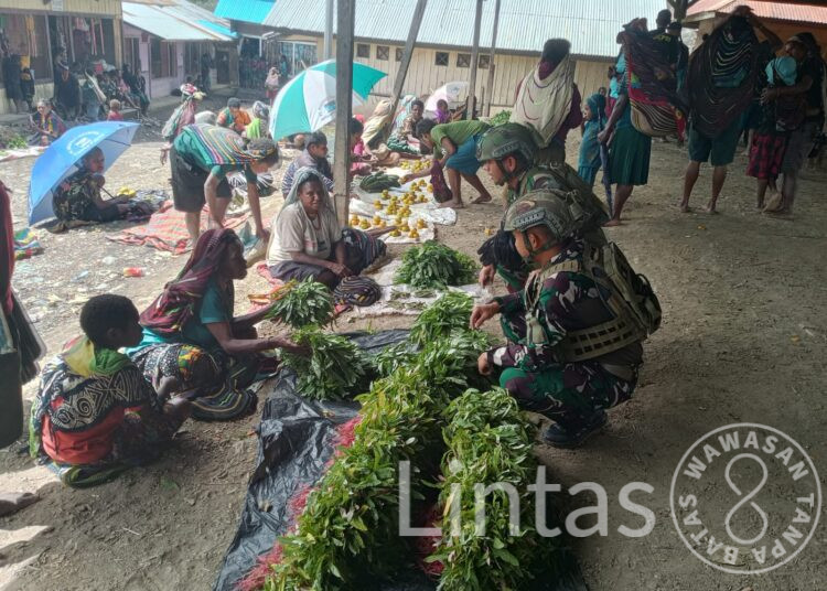 Satgas Yonif 700/WYC Borong Hasil Tani Warga Sinak, Bukti Nyata TNI Hadir untuk Sejahterakan Rakyat
