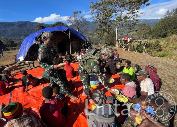 Satgas TNI Yonif 700/WYC Gelar Makan Bersama Pengungsi Eronggobak: Hangatkan Hati dalam Kebersamaan