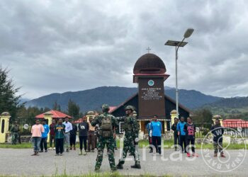 Satgas TNI Latih Siswa SMA 1 Ilaga Jelang Lomba Gerak Jalan HUT RI ke-80 di Puncak Papua
