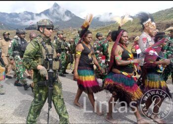 Gubernur Papua Tengah Kunjungi Distrik Sinak, Bawa Bantuan dan Harapan bagi Pengungsi