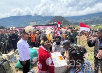 Satgas Yonif 700/WYC Amankan Kunjungan Gubernur Papua Tengah di Sinak, Bawa Bantuan dan Harapan bagi Pengungsi