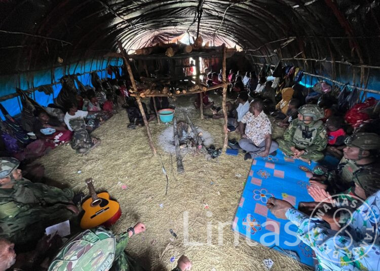 Satgas Yonif 700/WYC Gelar Minggu Kasih di Pengungsian Kampung Eronggobak Papua
