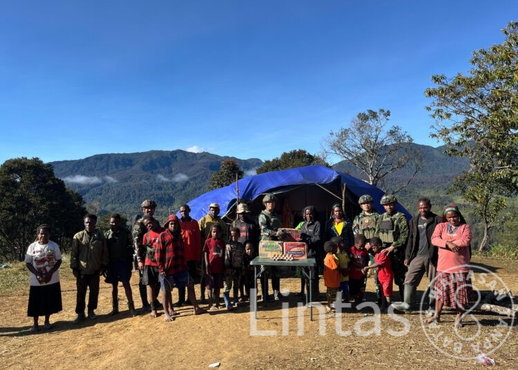 Satgas Yonif 700/WYC Pos Eromaga Gelar Anjangsana, Berbagi Bahan Makanan untuk Pengungsi Eronggobak