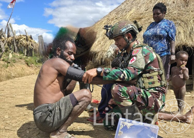 Menembus Pegunungan Puncak, Prajurit Yonif 700/WYC Bawa Sehat ke Honai Jenggernok