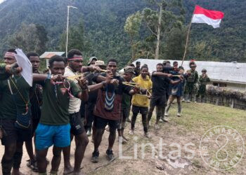 Satgas Yonif 700/WYC dan Warga Wuloni Meriahkan HUT RI ke-80 dengan Lomba Tradisional