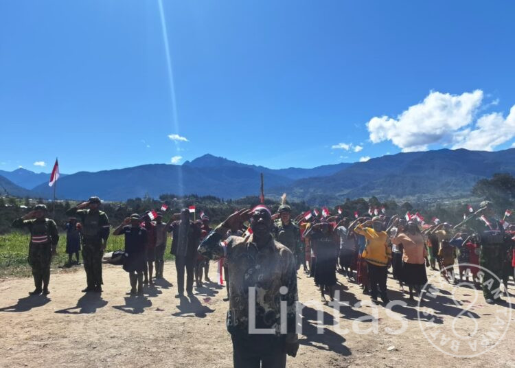 Merah Putih Berkibar di Lokasi Pengungsian: Satgas Yonif 700/Wyc dan Warga Eronggobak Rayakan HUT ke-80 RI dengan Semangat Persatuan