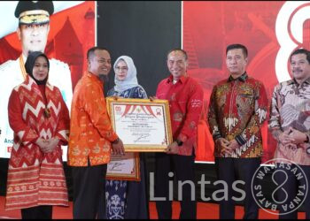 Apresiasi Gubernur Sulsel, Pangdam XIV/Hasanuddin Dianugerahi Penghargaan pada Peringatan HUT Ke-80 RI