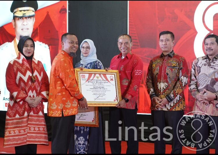 Apresiasi Gubernur Sulsel, Pangdam XIV/Hasanuddin Dianugerahi Penghargaan pada Peringatan HUT Ke-80 RI