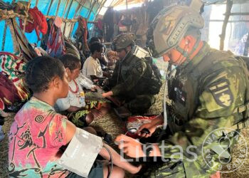 Satgas Yonif 700/WYC, Solusi Kesehatan di Tengah Pengungsian Warga Eronggobak Papua
