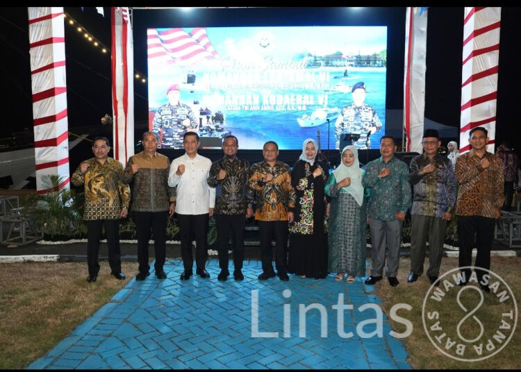 Pangdam XIV/Hsn Hadiri Acara Pisah Sambut Danlantamal VI dan Dankodaeral VI di Dermaga Layang Kodaeral VI Makassar