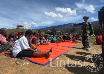 Satgas Yonif 700/WYC Menyatu di Meja Kasih : Makan Bersama Warga Pengungsian Eronggobak