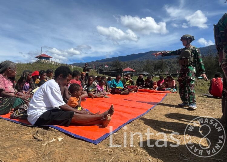 Satgas Yonif 700/WYC Menyatu di Meja Kasih : Makan Bersama Warga Pengungsian Eronggobak