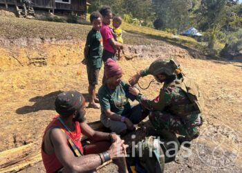 Satgas Yonif 700/WYC Sentuh Hati Warga Wuloni: Anjangsana, Layanan Kesehatan, dan Hadiah Buku untuk Anak Negeri