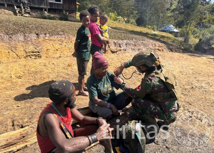 Satgas Yonif 700/WYC Sentuh Hati Warga Wuloni: Anjangsana, Layanan Kesehatan, dan Hadiah Buku untuk Anak Negeri