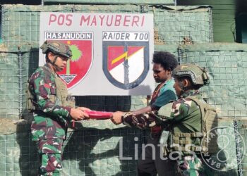 Satgas Yonif 700/WYC Kobarkan Semangat Pemuda Mayuberi Lewat Bendera dan Olahraga