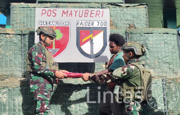 Satgas Yonif 700/WYC Kobarkan Semangat Pemuda Mayuberi Lewat Bendera dan Olahraga