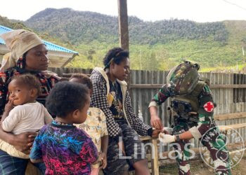 Demi Sehat, Warga Olelki Tempuh 1,5 Km Menuju Pos Mayuberi Satgas Yonif 700/WYC”