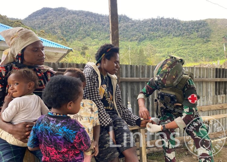 Demi Sehat, Warga Olelki Tempuh 1,5 Km Menuju Pos Mayuberi Satgas Yonif 700/WYC”