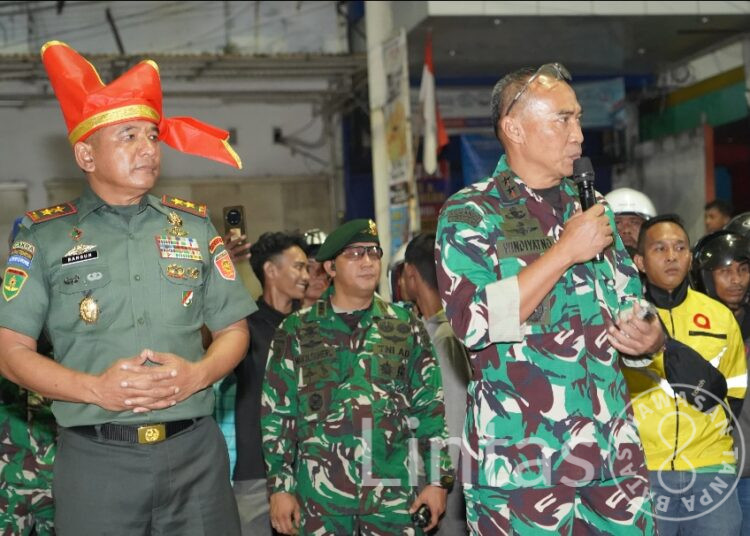 TNI Hadir Dengan Hati : Redam Aksi massa, Ciptakan Situasi Kondusif di Makassar
