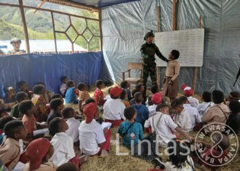Satgas Yonif 700/WYC Jadi Guru Darurat, Ukir Senyum dan Ilmu di SD Mayuberi Papua