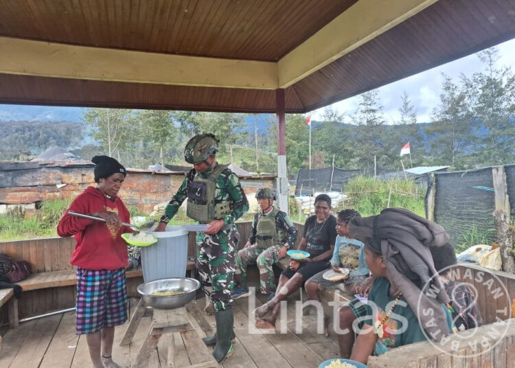 Makan Bareng di Ujung Negeri! Satgas Yonif 700/WYC dan Warga Eronggobak Pererat Kebersamaan di Meja Makan
