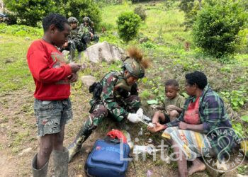 “Dari Pos Wuloni, Tangan-Tangan Prajurit Yonif 700 WYC Menyembuhkan dan Merajut Asa di Lembah Ilaga”