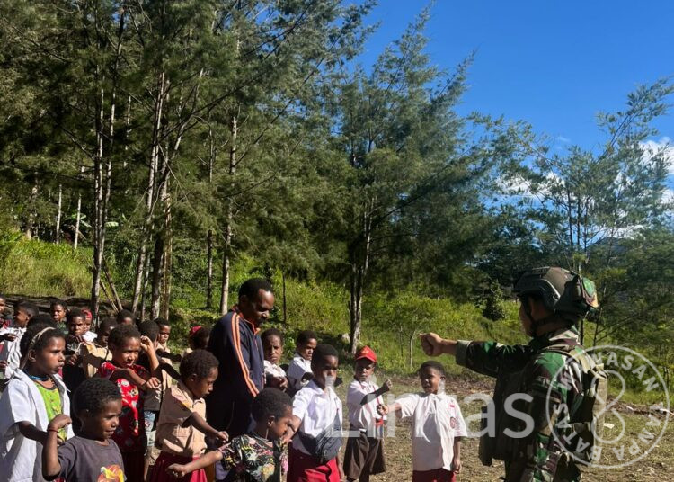 Satgas Yonif 700/WYC Didik Siswa SD Mayuberi dengan Semangat Disiplin Melalui PBB