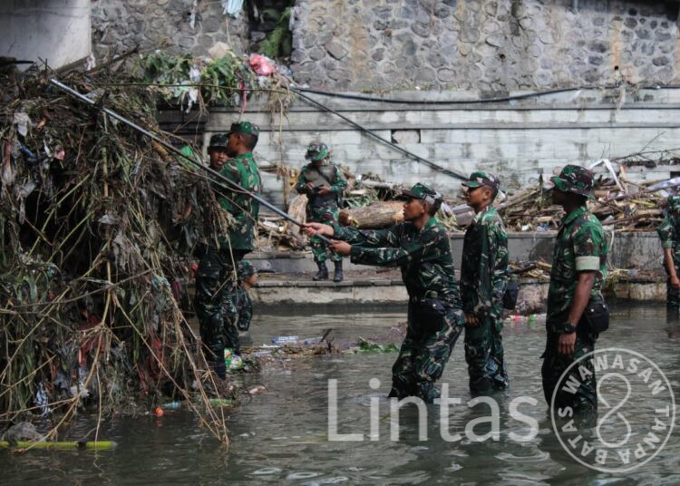 Pasca Banjir Bali, Kodam IX/Udayana Terjunkan Ratusan Prajurit Bantu Evakuasi dan Distribusi Bantuan