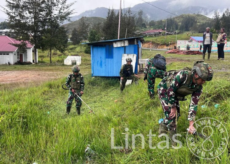 Satgas Yonif 700/Wyc Pos Kout Koper Menyatu dengan Rakyat, Karya Bhakti Warnai Pasar dan Bahu Jalan Gome
