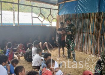 Prajurit Satgas Yonif 700/WYC Jadi Guru di Mayuberi, Cahaya Ilmu Menyapa Anak Papua