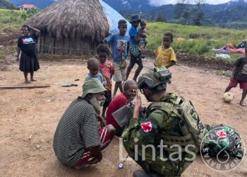 Satgas Yonif 700/WYC, Sentuhan Penyembuh dari Puncak Gunung bagi Warga Kp. Wako
