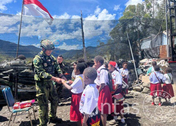 Prajurit Satgas Yonif 700/WYC Tebar Semangat Belajar di Ilaga Papua