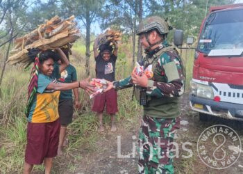 Satgas Yonif 700/WYC Hadir Membawa Sembako untuk Warga Distrik Omukia