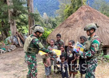 Dari Honai ke Honai, Menyalakan Pelita Masa Depan: Prajurit Pos Wuloni Bagikan Senyuman dan Buku untuk Penerus Bangsa di Tuanggi