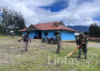 Satgas Yonif 700/WYC dan Aparat Distrik Gome Bergotong Royong Bersihkan Kantor Distrik