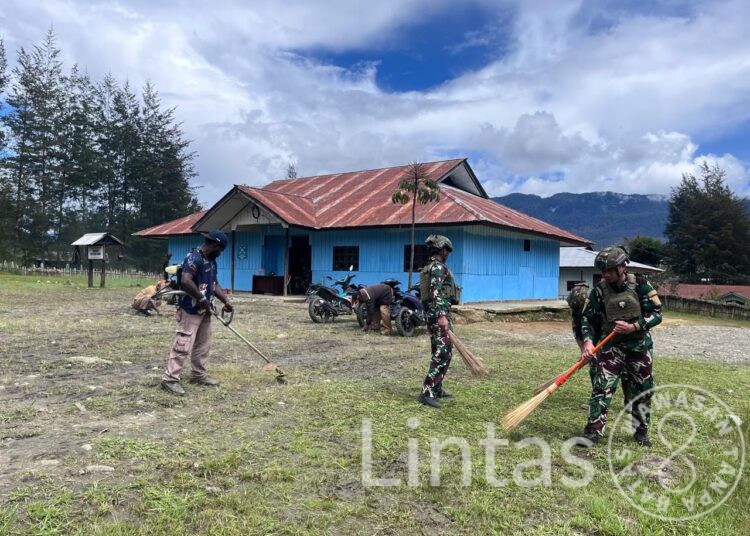 Satgas Yonif 700/WYC dan Aparat Distrik Gome Bergotong Royong Bersihkan Kantor Distrik