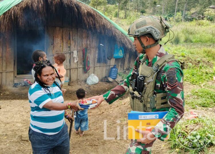 Sembako dan Buku Jadi Tanda Kasih Satgas Yonif 700/WYC di Gome