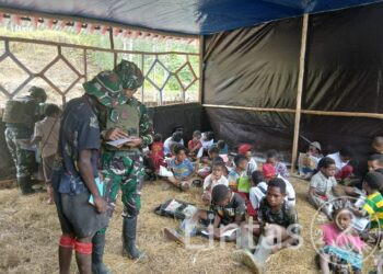 Prajurit Yonif 700/WYC Jadi Guru Sehari di SD Mayuberi, Cahaya Ilmu untuk Anak-anak Ilaga Utara