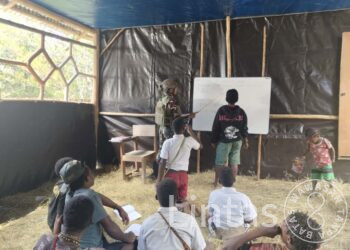 Prajurit Yonif 700/Wyc di Pos Mayuberi: Dari Senjata ke Kapur Tulis, Mencerdaskan Generasi Penerus di Ujung Papua