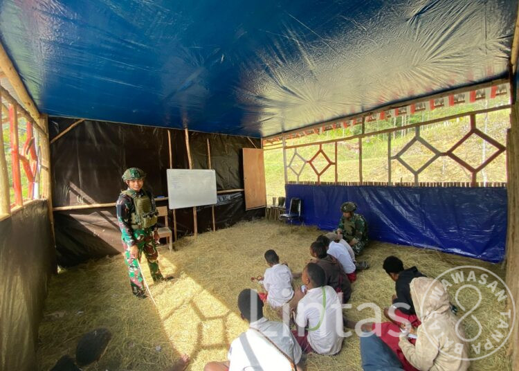 Di Ujung Dunia, Seorang Prajurit dan Ajaibnya Huruf-Huruf, Serda Wahyu Ukir Senyum Masa Depan di SD Mayuberi