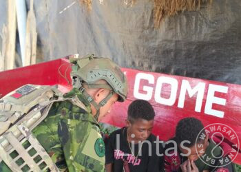 Di Sela Tugas Bela Negara, Prajurit Satgas Yonif 700/Wyc Jadi “Pahlawan Pena” bagi Anak-Anak di Gome Papua