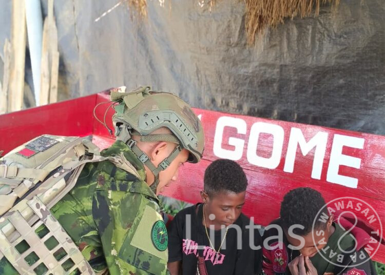 Di Sela Tugas Bela Negara, Prajurit Satgas Yonif 700/Wyc Jadi “Pahlawan Pena” bagi Anak-Anak di Gome Papua