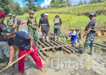 Satgas Yonif 700/Wyc Turun Tangan, Perbaiki Jembatan Pengubung Harapan di Puncak