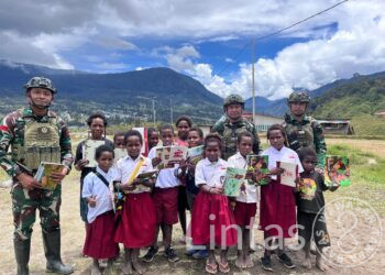 Senyum di Bawah Langit Omukia: Satgas Yonif 700/Wyc Menyembuhkan dengan Hati di Lembah Eronggobak